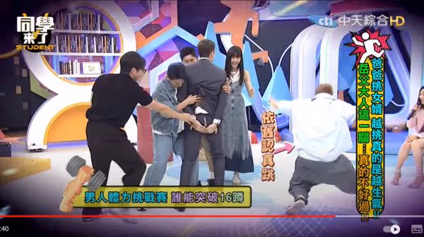 鏡頭還在拍!16蹲跳一半「褲子當場破掉」賈斯汀內褲全露 安心亞目睹笑倒
