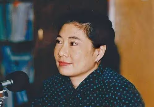 18歲未婚懷孕,搶鄭佩佩男友,40年不認兒子, 亦舒就是這樣的人