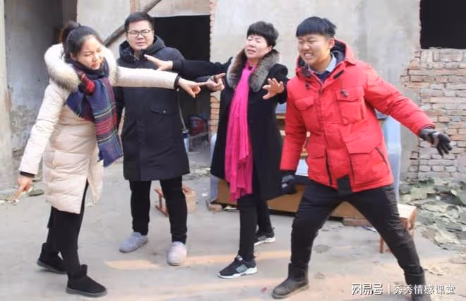 岳母入土為安後我轉身要走，小姨子一把拽住我：媽媽還有份遺囑