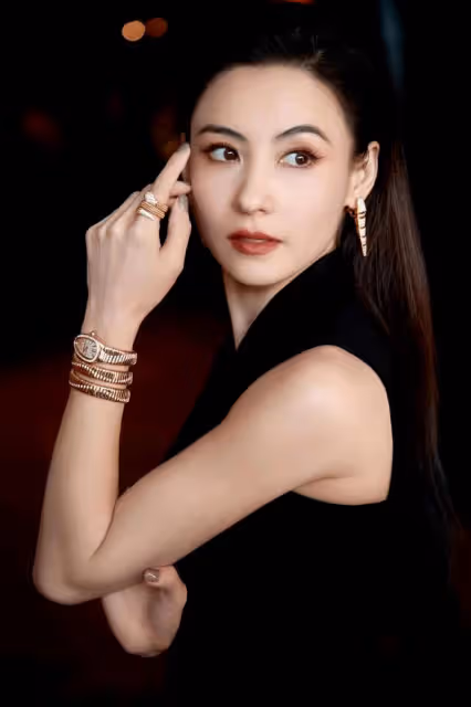 43歲張柏芝不愧是濃顏天花板！穿黑裙驚艷亮相，比小18歲趙露思美