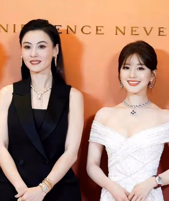 43歲張柏芝不愧是濃顏天花板！穿黑裙驚艷亮相，比小18歲趙露思美
