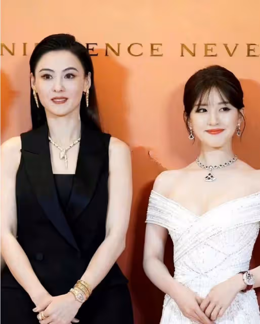 43歲張柏芝不愧是濃顏天花板！穿黑裙驚艷亮相，比小18歲趙露思美