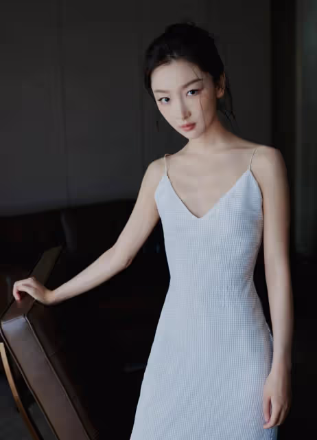 周冬雨美得像吃了靈丹妙藥！躺床上拍男友視覺寫真，初戀臉好驚艷