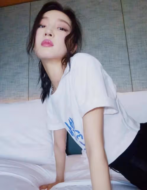 周冬雨美得像吃了靈丹妙藥！躺床上拍男友視覺寫真，初戀臉好驚艷