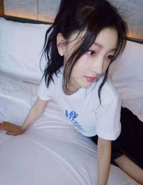 周冬雨美得像吃了靈丹妙藥！躺床上拍男友視覺寫真，初戀臉好驚艷
