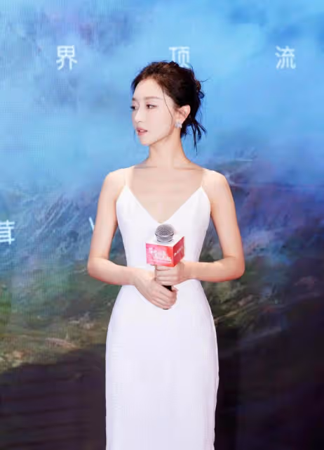 周冬雨美得像吃了靈丹妙藥！躺床上拍男友視覺寫真，初戀臉好驚艷