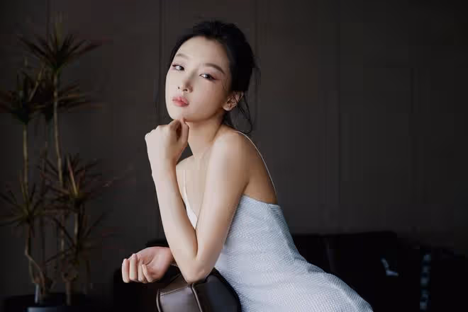 周冬雨美得像吃了靈丹妙藥！躺床上拍男友視覺寫真，初戀臉好驚艷