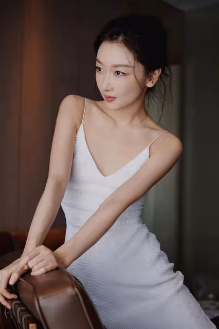 周冬雨美得像吃了靈丹妙藥！躺床上拍男友視覺寫真，初戀臉好驚艷