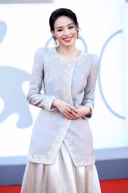 47歲舒淇東方美貌驚艷威尼斯！穿黑金旗袍閃耀晚宴，身材真是極品