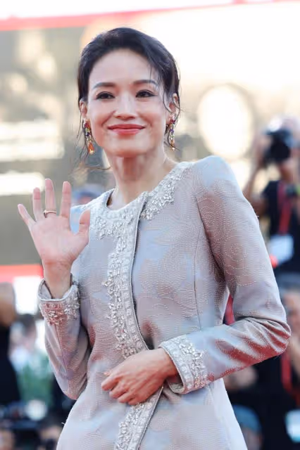 47歲舒淇東方美貌驚艷威尼斯！穿黑金旗袍閃耀晚宴，身材真是極品