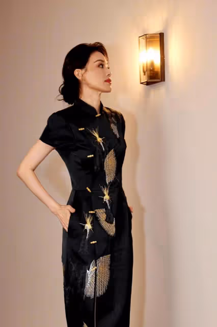 47歲舒淇東方美貌驚艷威尼斯！穿黑金旗袍閃耀晚宴，身材真是極品