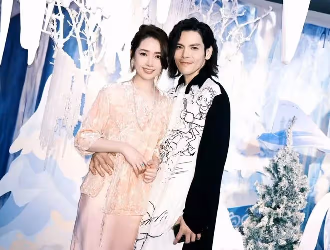 郭碧婷夫婦帶女兒參加婚宴！女兒穿紗裙扮新娘，繼承媽媽美貌超萌