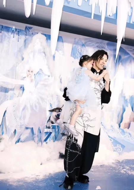 郭碧婷夫婦帶女兒參加婚宴！女兒穿紗裙扮新娘，繼承媽媽美貌超萌
