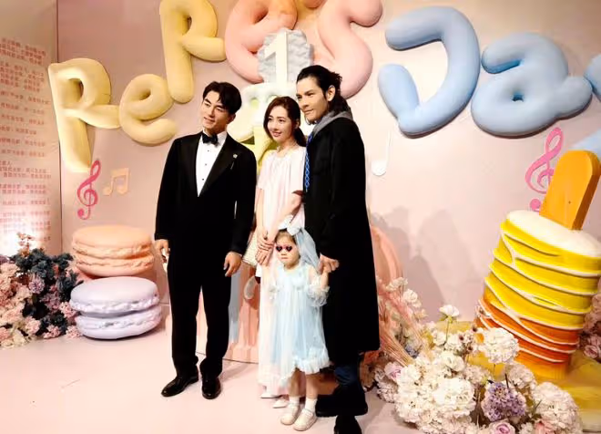 郭碧婷夫婦帶女兒參加婚宴！女兒穿紗裙扮新娘，繼承媽媽美貌超萌
