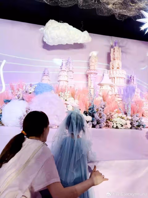 郭碧婷夫婦帶女兒參加婚宴！女兒穿紗裙扮新娘，繼承媽媽美貌超萌