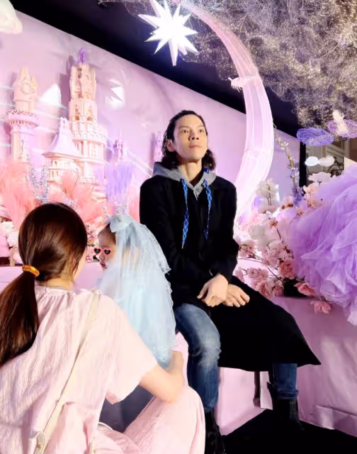 郭碧婷夫婦帶女兒參加婚宴！女兒穿紗裙扮新娘，繼承媽媽美貌超萌