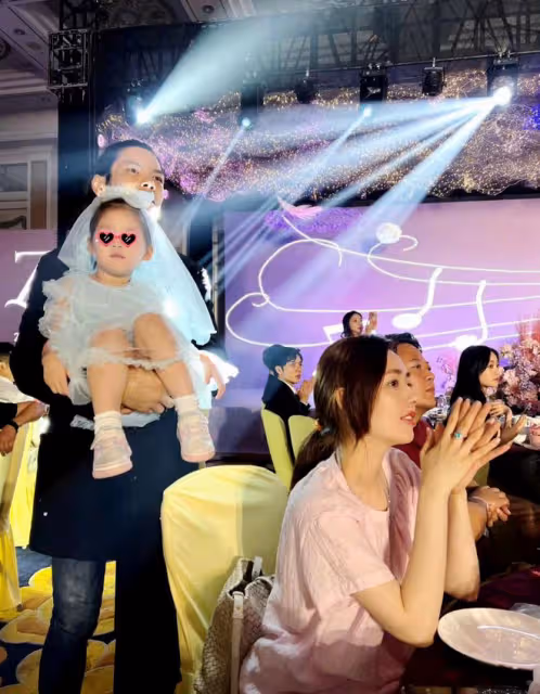 郭碧婷夫婦帶女兒參加婚宴！女兒穿紗裙扮新娘，繼承媽媽美貌超萌