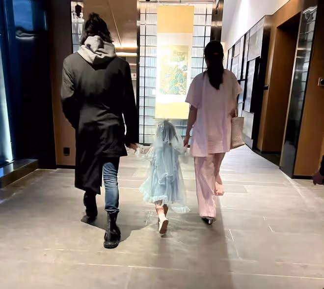 郭碧婷夫婦帶女兒參加婚宴！女兒穿紗裙扮新娘，繼承媽媽美貌超萌