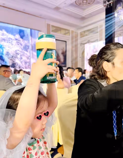 郭碧婷夫婦帶女兒參加婚宴！女兒穿紗裙扮新娘，繼承媽媽美貌超萌