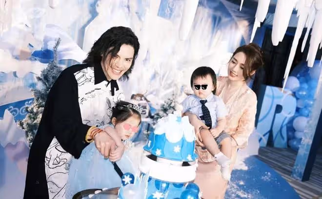 郭碧婷夫婦帶女兒參加婚宴！女兒穿紗裙扮新娘，繼承媽媽美貌超萌