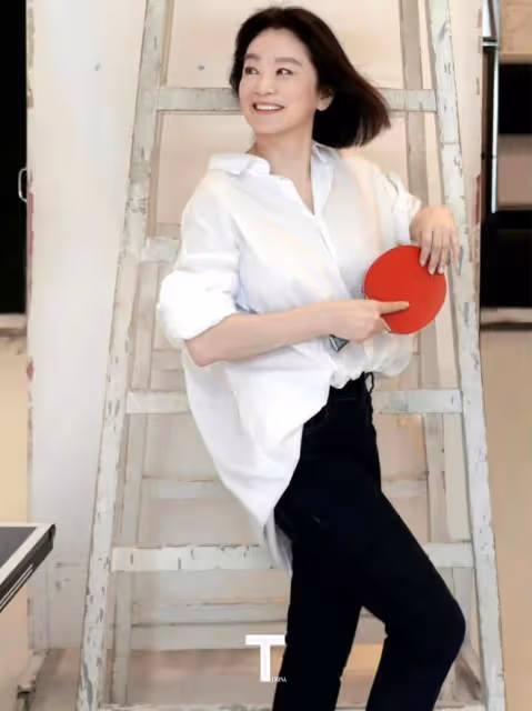 68歲林青霞瘦了！新大片穿中國紅旺夫臉美到開掛，氣場全開超驚艷