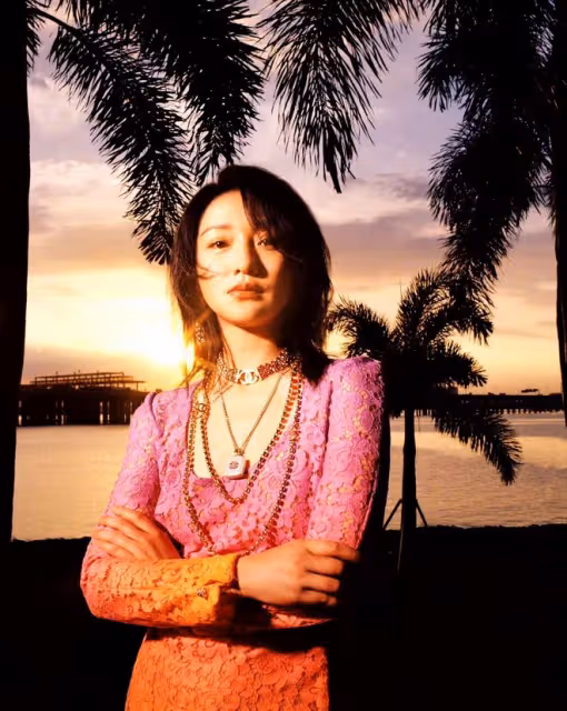 49歲周迅新亮相扮嫩好驚艷！少女粉配黑絲襪美成香奈兒門面，超牛
