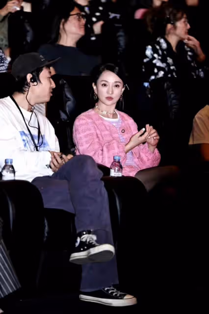 49歲周迅新亮相扮嫩好驚艷！少女粉配黑絲襪美成香奈兒門面，超牛