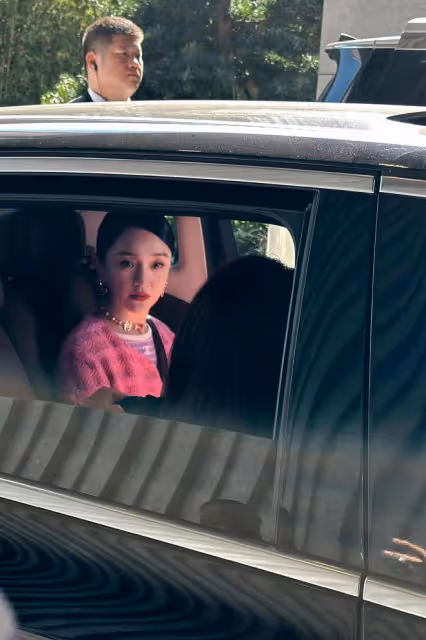 49歲周迅新亮相扮嫩好驚艷！少女粉配黑絲襪美成香奈兒門面，超牛