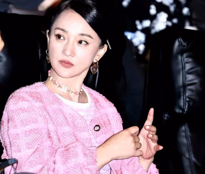 49歲周迅新亮相扮嫩好驚艷！少女粉配黑絲襪美成香奈兒門面，超牛