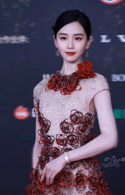 劉詩詩成紅毯大贏家！穿影后戰袍高定驚艷亮相，終於不再人淡如菊