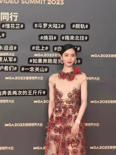 劉詩詩成紅毯大贏家！穿影后戰袍高定驚艷亮相，終於不再人淡如菊