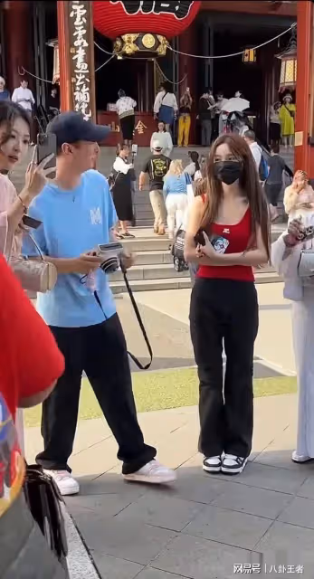 王思聰迎首個父親節!現身日本淺草寺祈福,帶三女伴在身邊太快活