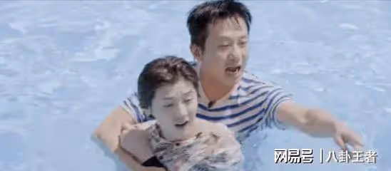 鹿晗手生爛瘡疑染病?和關曉彤傳出婚訊,卻與鄧超在泳池親密互動