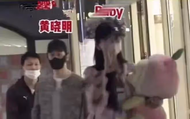 楊穎參加線下活動，「排骨胸」搶鏡，處境尷尬體現了世態炎涼