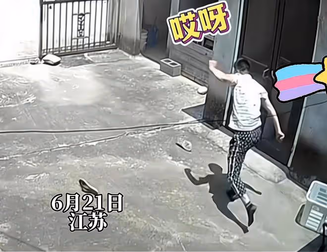 36歲男子被蛇嚇得邊跑邊喊,看到老父親,跳身上摟著脖子不撒手
