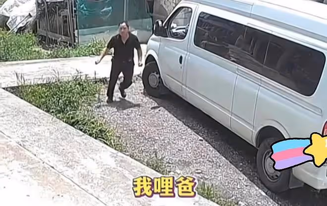 36歲男子被蛇嚇得邊跑邊喊,看到老父親,跳身上摟著脖子不撒手