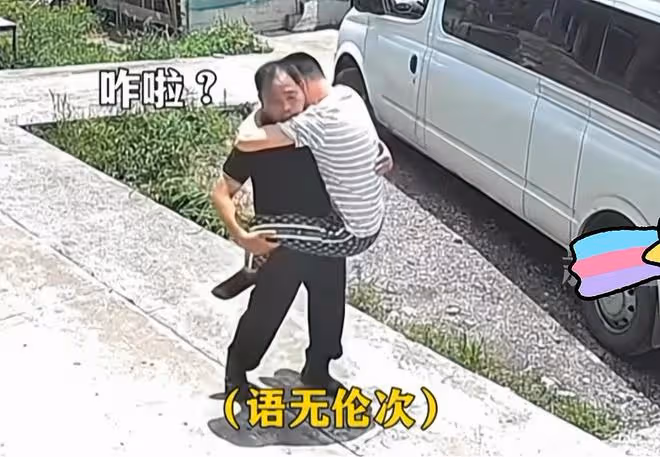 36歲男子被蛇嚇得邊跑邊喊,看到老父親,跳身上摟著脖子不撒手