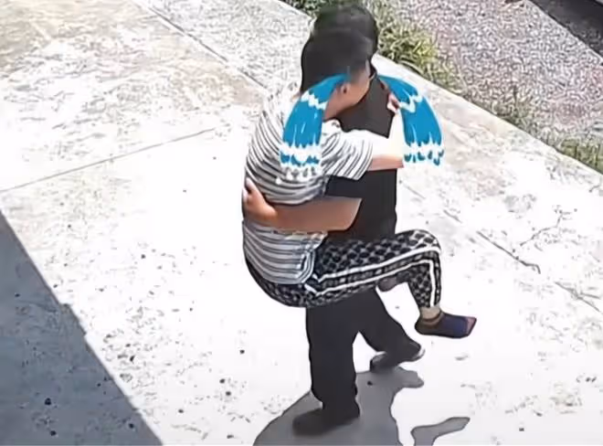 36歲男子被蛇嚇得邊跑邊喊,看到老父親,跳身上摟著脖子不撒手