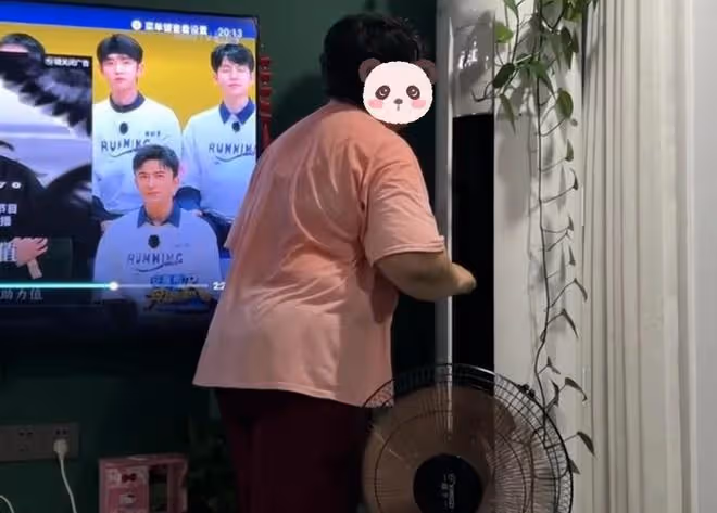 婆婆滿頭大汗回家,看到兒媳正吹著冷風看電視,黑著臉直接關空調