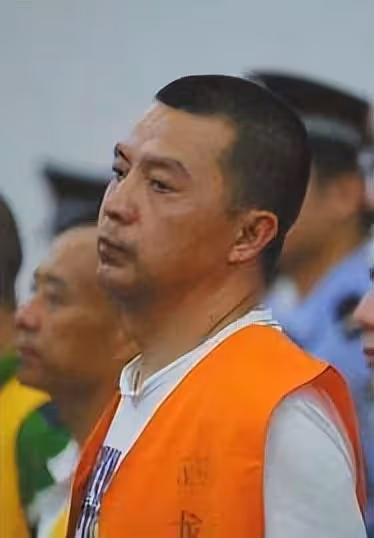 2009年,四川38歲億萬富豪身亡,牽出黑勢力,20億家產也成照妖鏡
