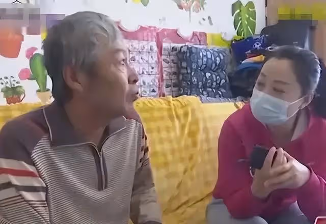 老人有萬元退休工資，但生活費只有300塊，只因工資卡被妹保管