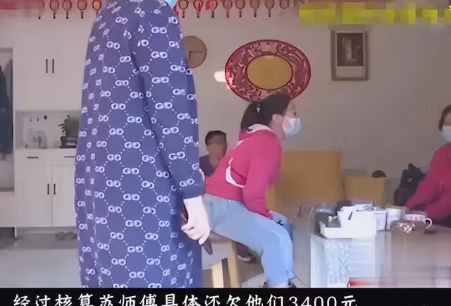 老人有萬元退休工資,但生活費只有300塊,只因工資卡被妹保管
