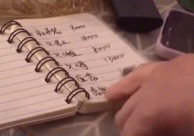 老人有萬元退休工資,但生活費只有300塊,只因工資卡被妹保管