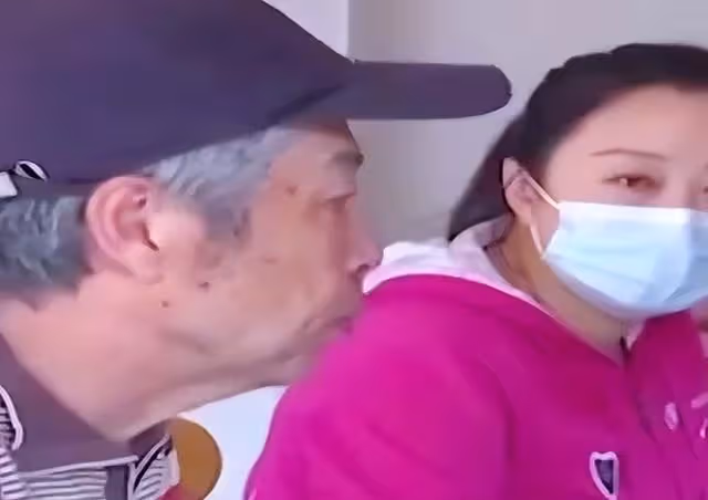 老人有萬元退休工資,但生活費只有300塊,只因工資卡被妹保管