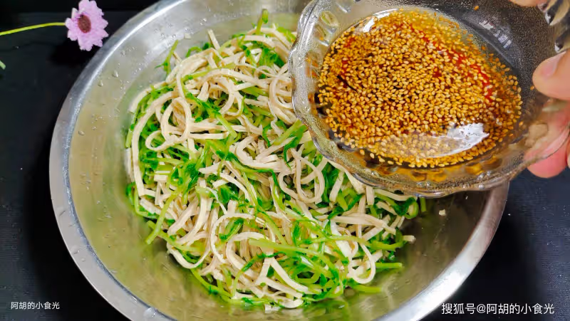 夏天這菜敞開吃,3塊一把的「菜中人參」!隨手一拌,拌出一口鮮爽、滿口嫩