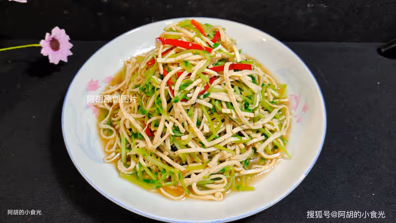 夏天這菜敞開吃,3塊一把的「菜中人參」!隨手一拌,拌出一口鮮爽、滿口嫩