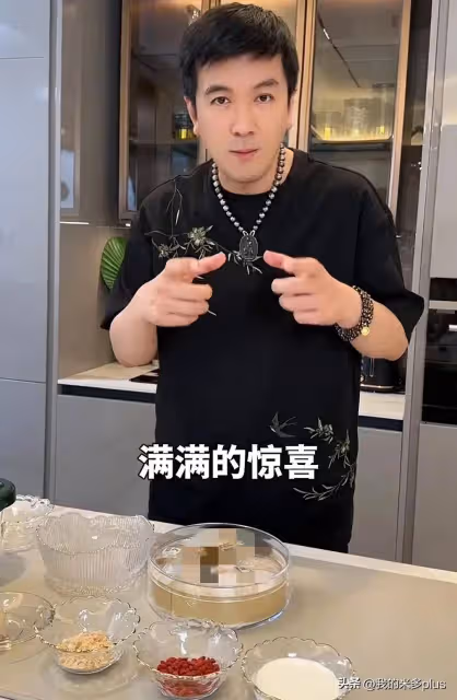 楊子罕見秀恩愛,為老婆燉牛奶燕窩,41歲黃聖依穿粉衣年輕貌美