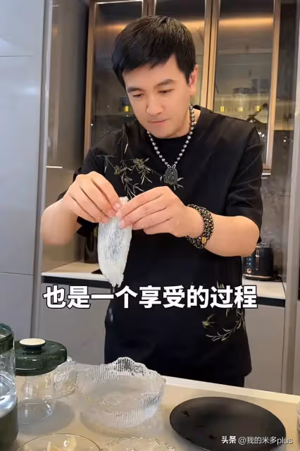 楊子罕見秀恩愛,為老婆燉牛奶燕窩,41歲黃聖依穿粉衣年輕貌美