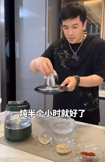 楊子罕見秀恩愛,為老婆燉牛奶燕窩,41歲黃聖依穿粉衣年輕貌美