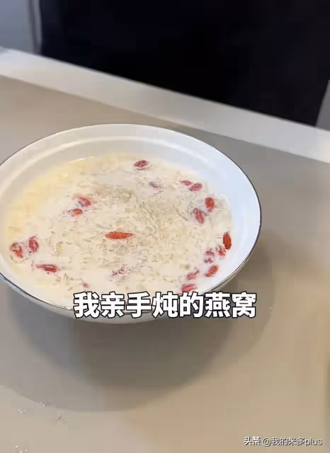 楊子罕見秀恩愛,為老婆燉牛奶燕窩,41歲黃聖依穿粉衣年輕貌美